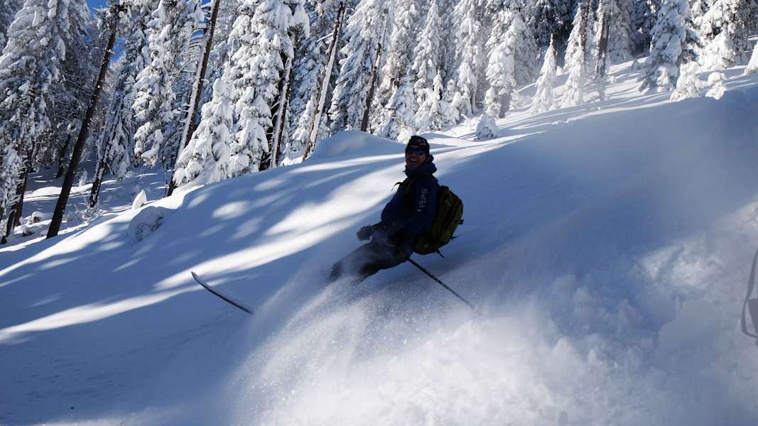 Skitour auf den Dovška Baba in Slowenien: Abfahrt durch den Wald