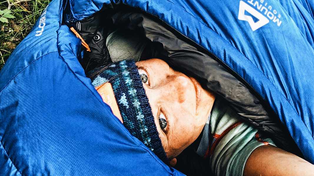 Ana Zirner im Biwak in der Bergwelt Graubündens