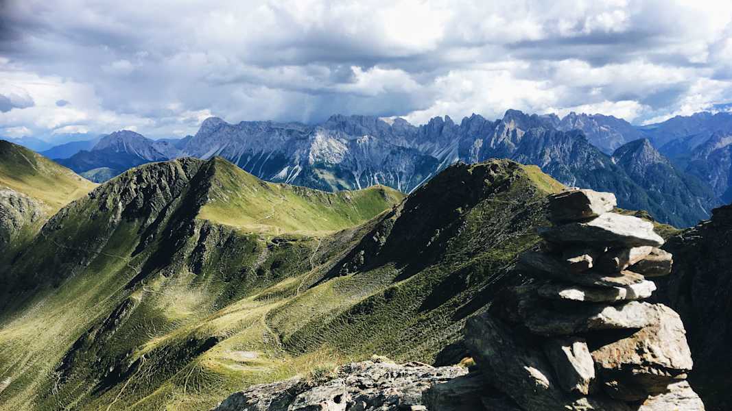 Alpenüberquerung: Blick in die Karnischen Alpen in Österreich
