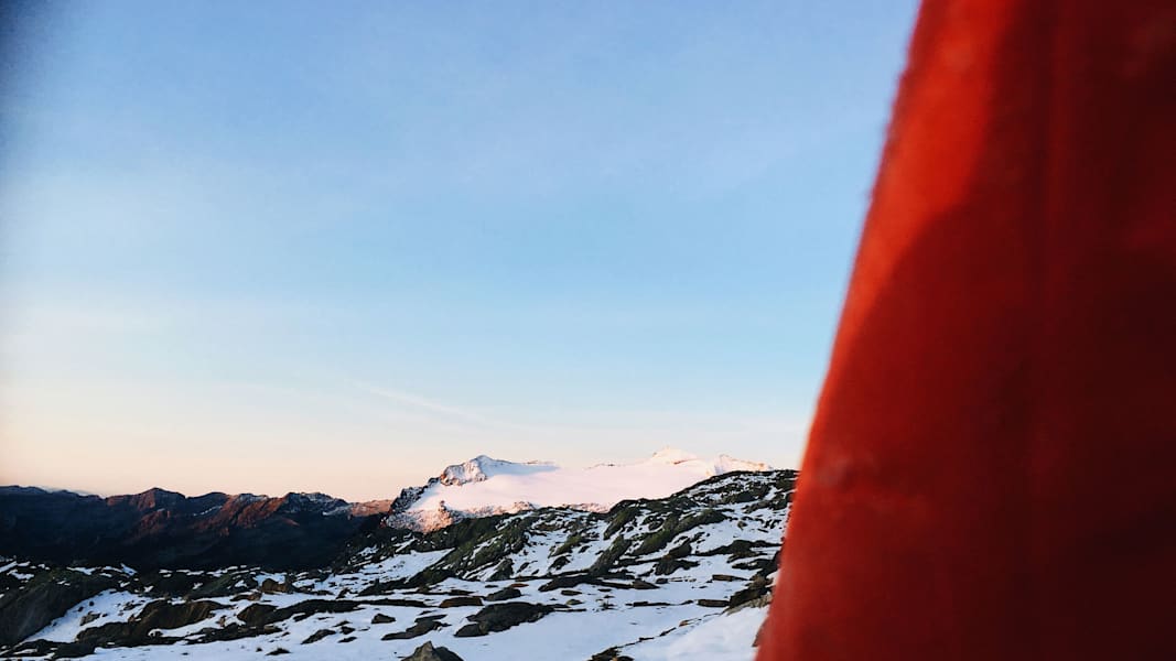 Blick aus Ana Zirners Zelt in die Tessiner Bergwelt