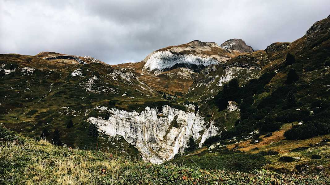Alpenüberquerung: Blick in die Tessiner Berge