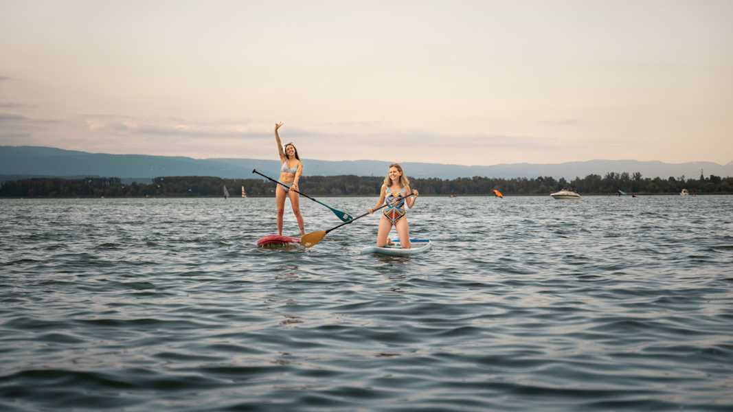 Zwei Standup-Paddlerinnen auf dem Murtensee im Kanton Freiburg.