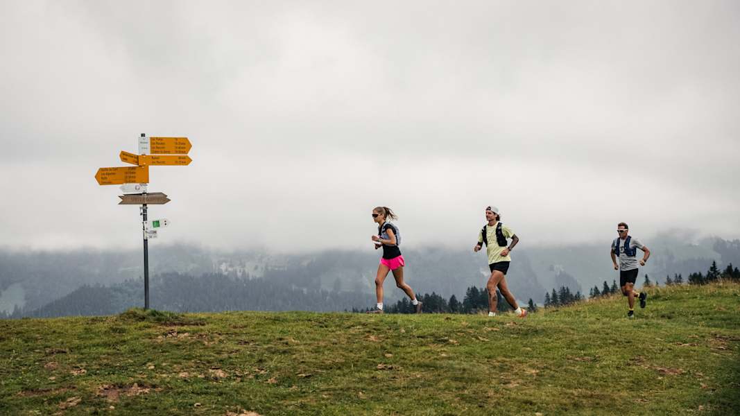 Drei Trailrunner laufen den Gourmetrail im Kanton Freiburg.