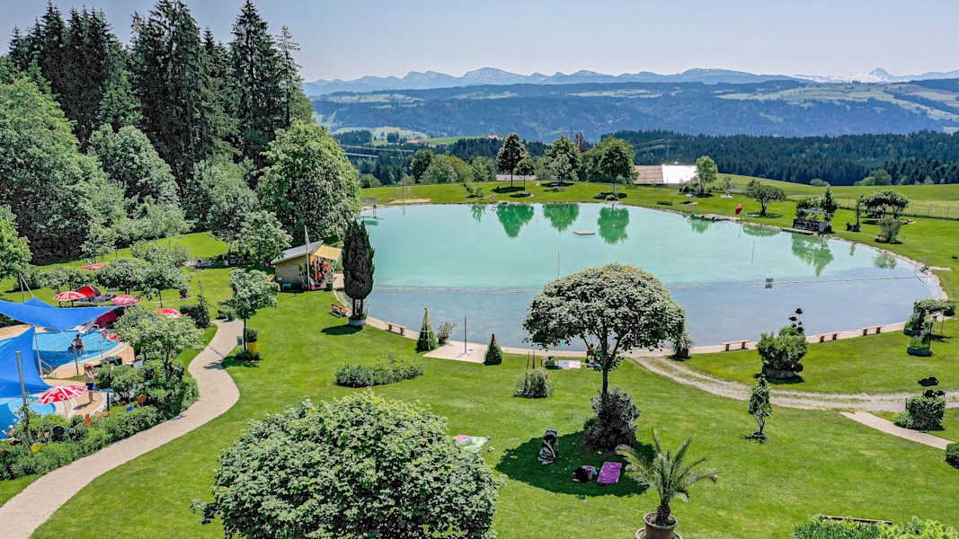 Das quellwassergespeiste Naturbecken im Alpenfreibad Scheidegg