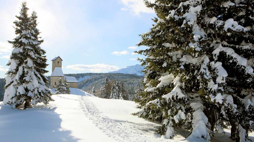 Mit knirschendem Schnee unter den Füßen und stillen Momenten in der Natur wird jede Wanderung zu einer entspannten Reise.