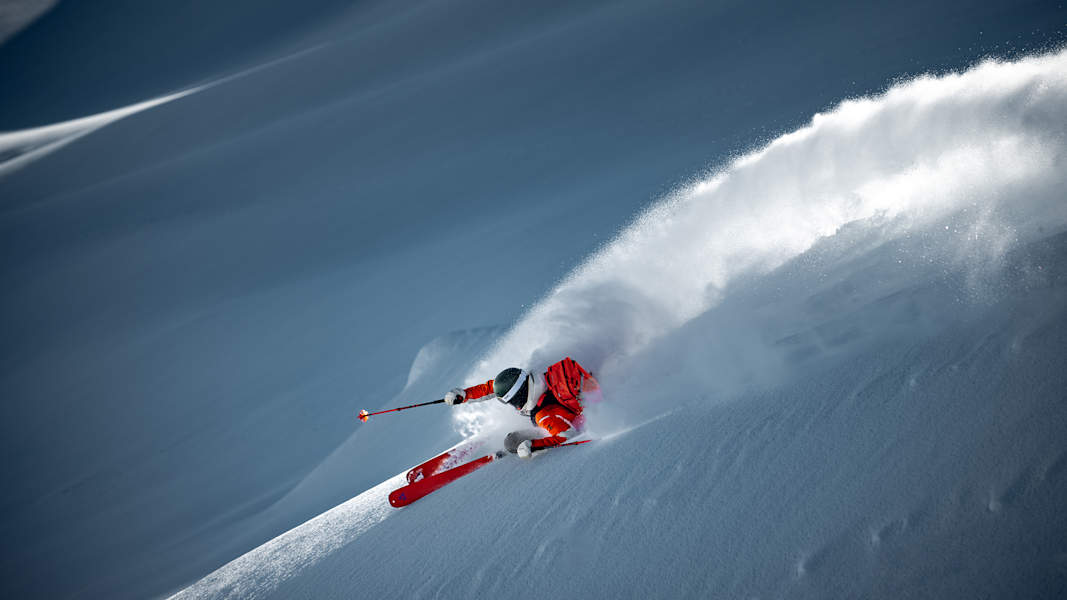 Skifahrer hinterlassen abseits der Pisten die ersten Spuren im Schnee.