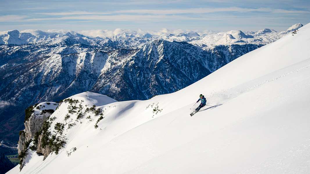 Die Abfahrt im freien Gelände gehört zu den Höhepunkten eines Skitourentages.