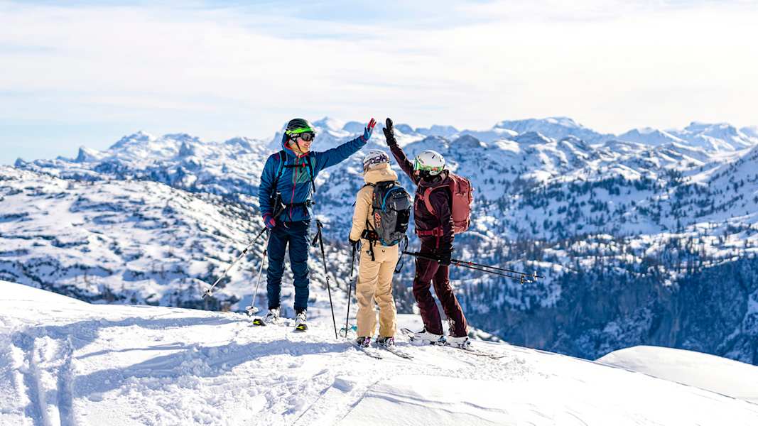 Der Gipfel ruft – nach 1.000 Höhenmetern ist der Aufstieg geschafft. Als Belohnung warten ein Handschlag mit den Begleitern und eine Weitsicht auf die umliegende Bergwelt.
