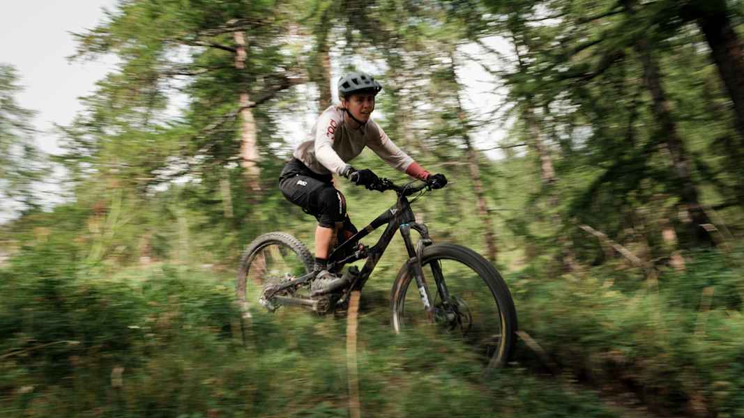 Leonie folgt ihm dich auf den Fersen.