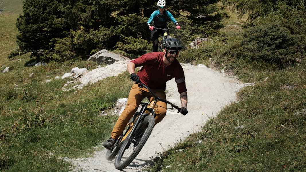 Auf den Trails von Laax genießen Patrick und Janine Seitter die gemeinsame Bike-Zeit zu zweit.