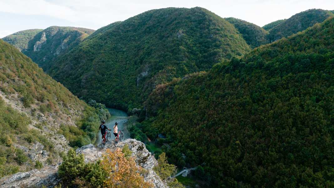 Von dieser Aussicht kann man nicht genug bekommen: Die tiefblauen Wasser des Schwarzen Drin mit der markanten Hängebrücke.