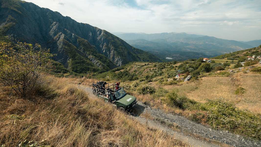 Mit dem Shuttle geht es zunächst gemütlich den Berg hinauf.