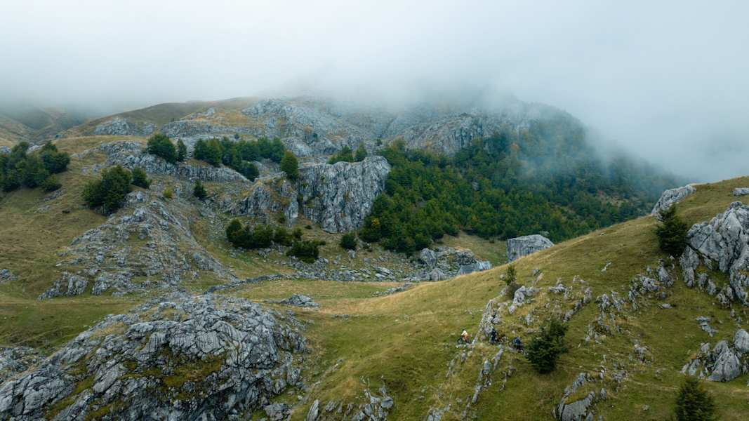 Nebel und Regen verleihen der Landschaft um Lepushe eine mystische Stimmung.