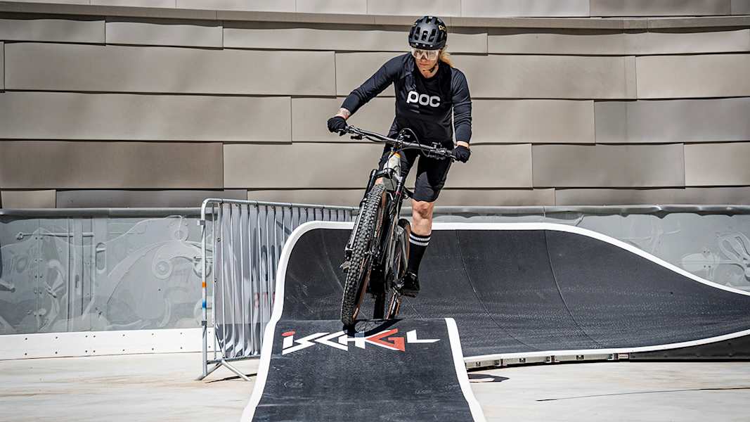 Das E-Bike Riding Center in Ischgl bietet E-Bikern die Möglichkeit, ihre Fahrtechnik und Sicherheit auf einem innovativen Parcours zu verbessern.