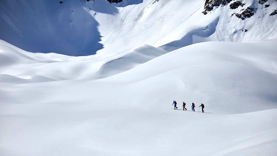 Abseits der ausgetretenen Pfade: Bei Schneeschuhtouren erkunden Abenteurer unberührte Winterlandschaften, stapfen durch tiefen Schnee und erleben die Natur von ihrer ruhigsten Seite.