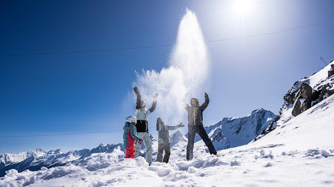 Ob Schneeballschlacht oder einfach nur Toben – der Spaß im Schnee kennt keine Grenzen und zaubert Groß und Klein ein Lächeln ins Gesicht.