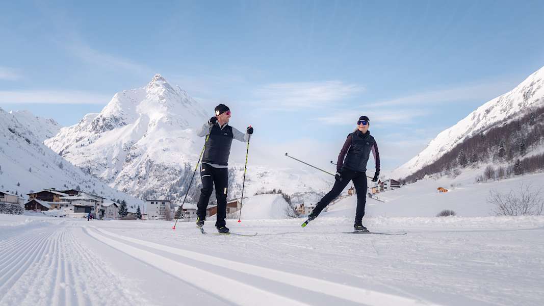 Eine Langläuferin und ein Langläufer ziehen ihre Spuren in Ischgl.