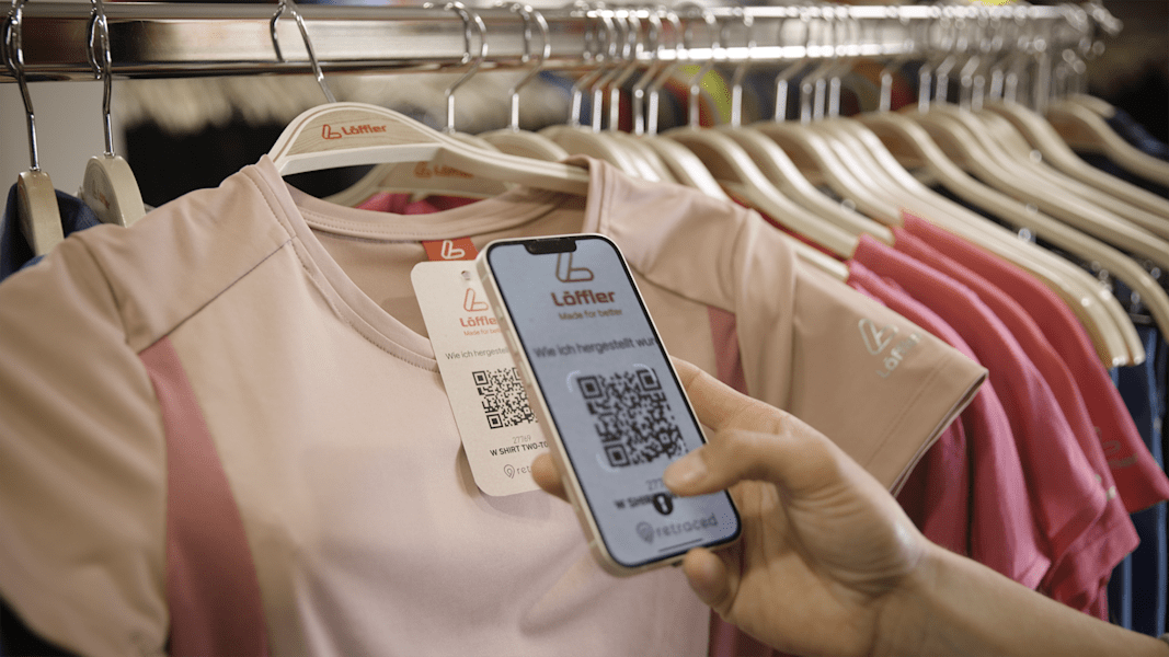 Einfach den QR-Code scannen und mehr über die einzelnen Produktionsschritte erfahren: Das ermöglicht die Nachhaltigkeitsplattform retraced.