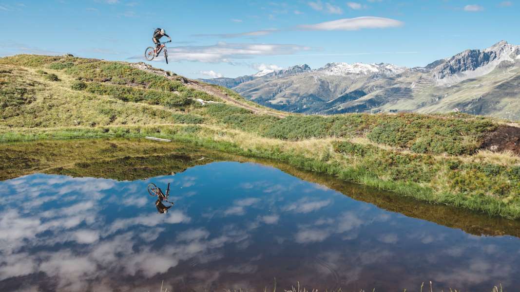 Der Pischa-Trail ist ein anspruchsvoller Singletrail hoch über dem Flüelatal mit grandioser Aussicht.