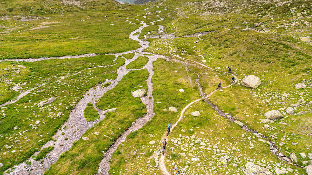Der spaßige Flüela-Trail wird gerne als Feierabendrunde gefahren. Er eignet sich auch perfekt zum Einrollen am Anreisetag.