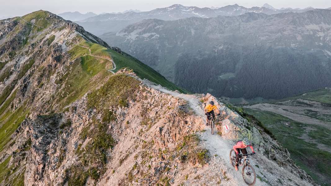 Immer am Grat entlang – sagenhafte Tiefblicke rechts und links sind auf dem Pischa-Trail garantiert.