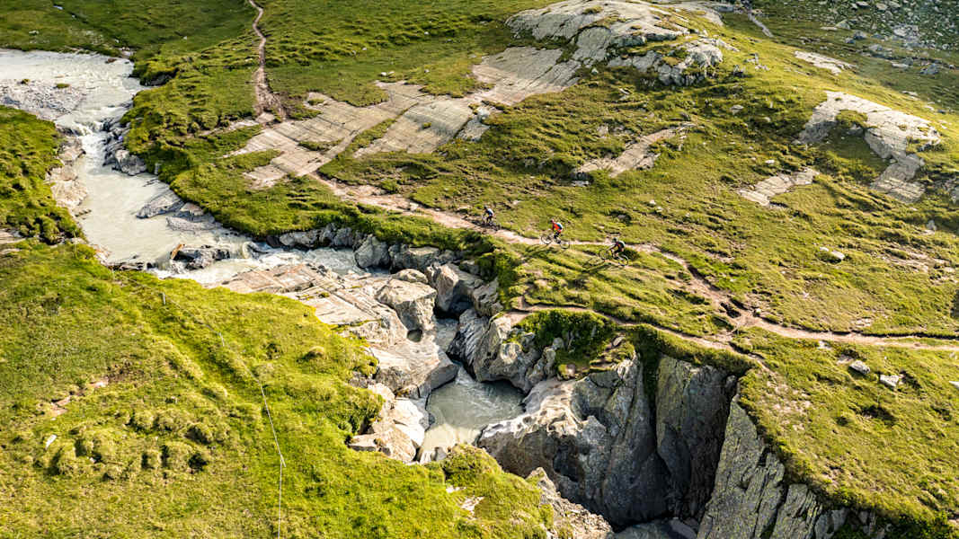 Entlang enger Schluchten schlängeln sich die Trails in der Bikeregion Disentis Sedrun.