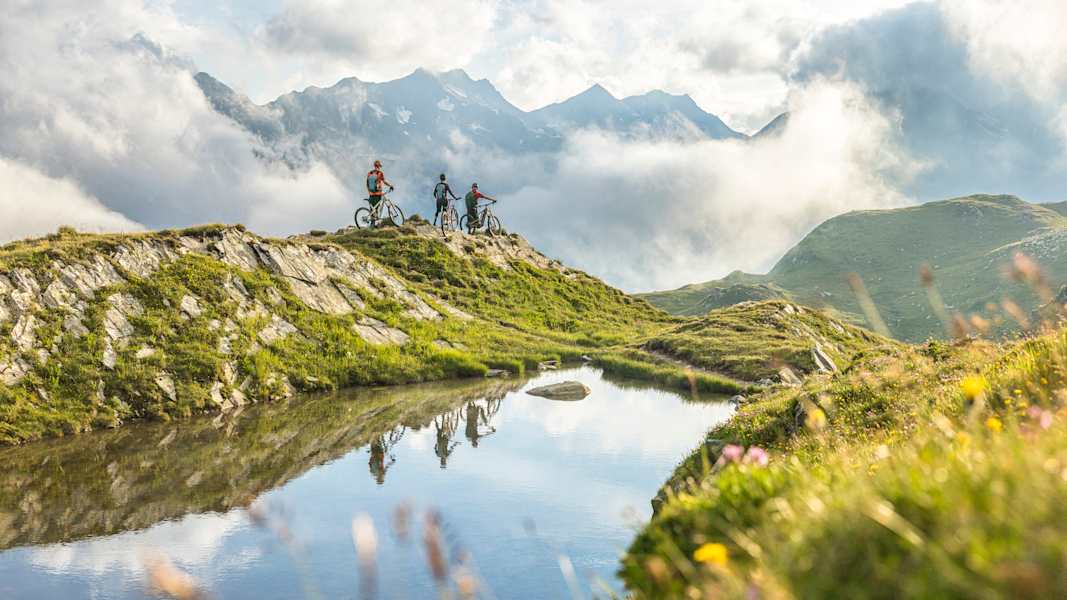 Hochalpin und technisch anspruchsvoll geht es auf der 9. Etappe der Alpine Bike von Andermatt nach Disentis zu. Sagenhafte Tiefblicke garantiert!