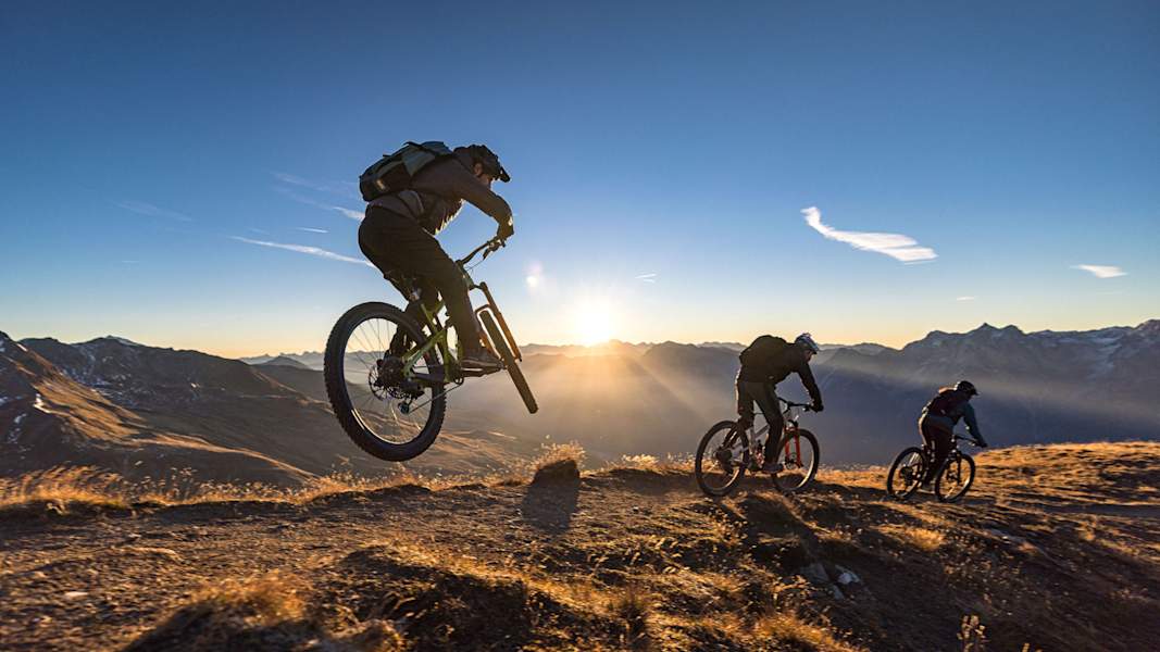 Dem Sonnenuntergang entgegensurfen – am Piz Cluenas geht das wunderbar.