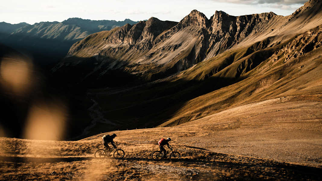Im Engadin dem Sonnenuntergang entgegenbiken – das geht besonders gut am Piz Nair.