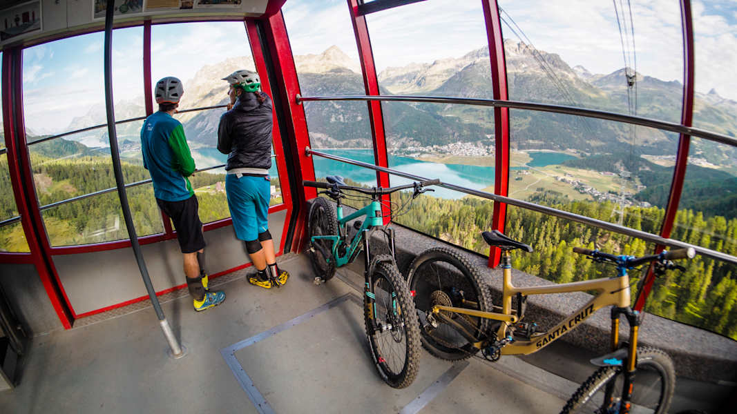 Aussichtsreich geht es beim Biken in Graubünden ganz gemütlich mit der Gondel auf den nächsten Berg.