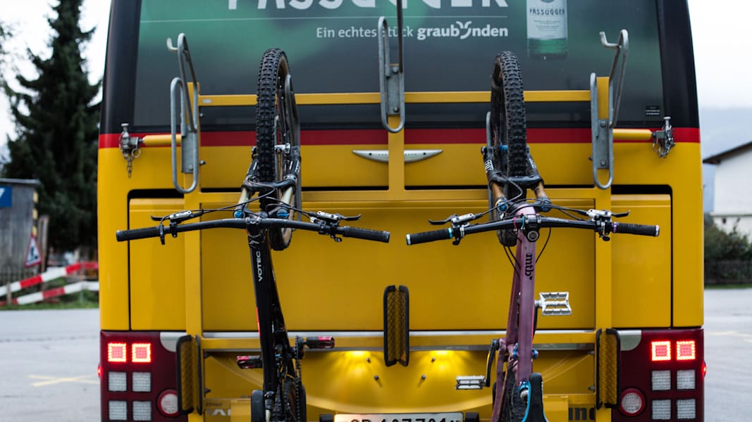 Mit dem Postbus auf den Pass: In Graubünden sind die meisten Fahrzeuge auf den Biketransport ausgelegt.