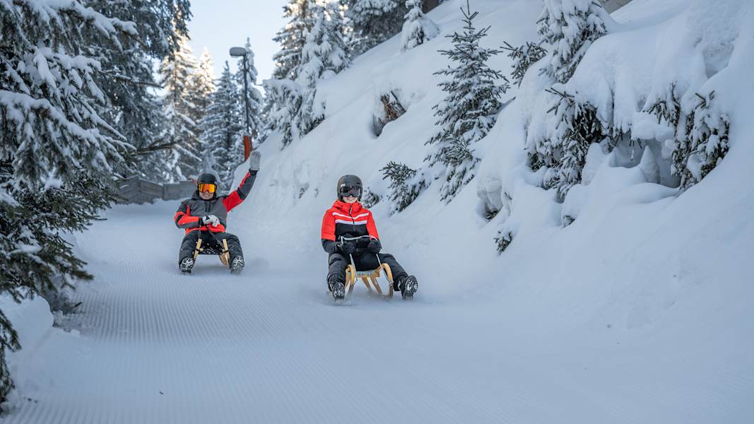 Rodeln gehört zu einem Winterurlaub im Paznaun einfach dazu.