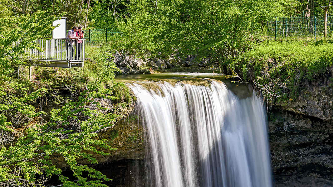 Über 22 Meter und 18 Meter stürzt das Wasser des Rickenbachs über zwei Stufen in die Tiefe.