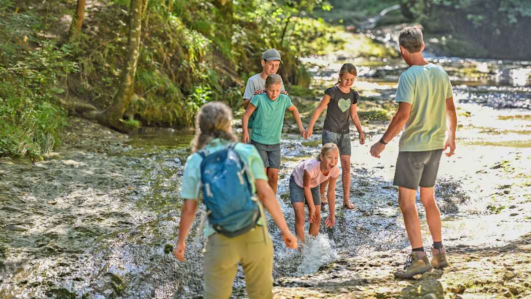 Kinder kommen am Wasserspielplatz des Rickenbachs voll auf ihre Kosten.