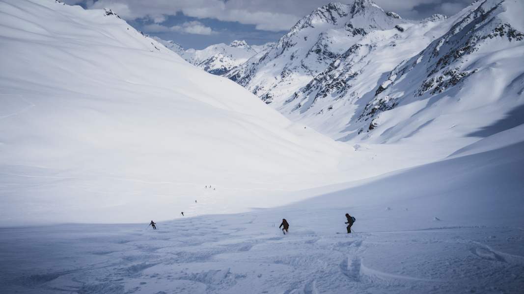Jungfräuliche Pulverhänge soweit das Auge reicht. Besser kann ein Skitourentag nicht sein!