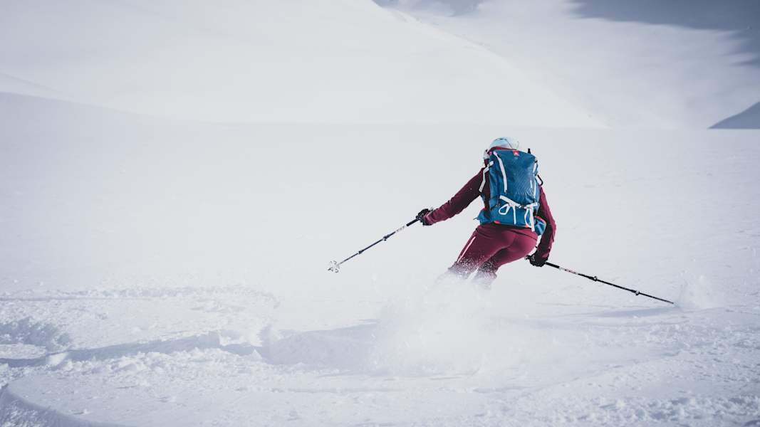 Auf der Abfahrt ins Maroital fanden die Teilnehmer viel Platz, um ihre eigenen Linien durch den unberührten Tiefschnee zu ziehen.