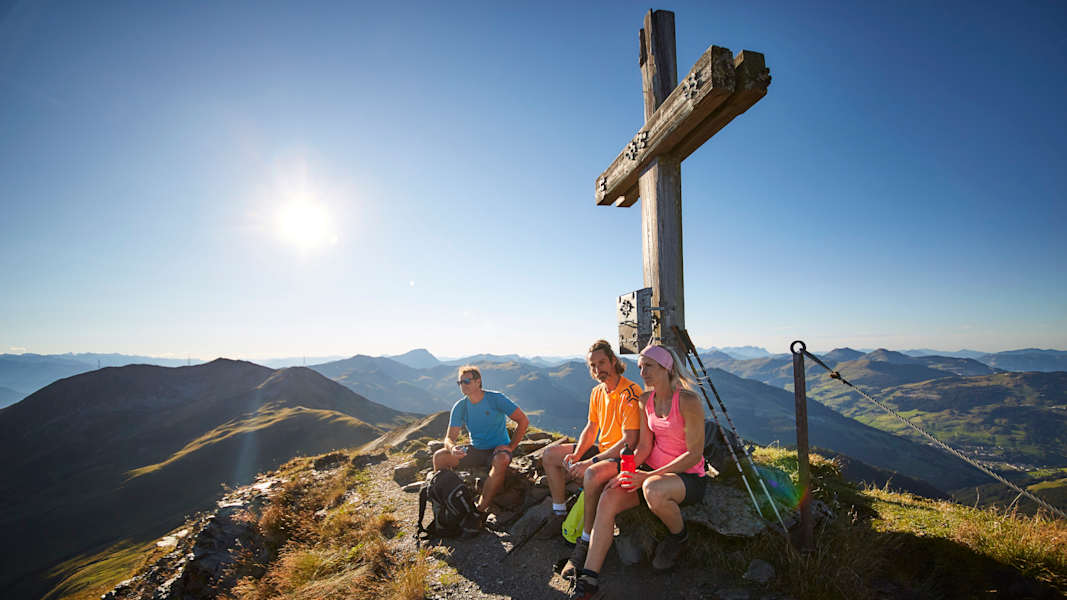 An jedem der sieben Gipfel heißt es: Kurz rasten, Aussicht genießen und Kräfte sammeln für den Weg zurück ins Tal.