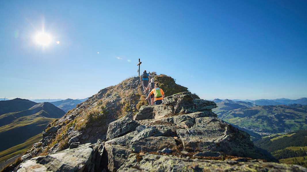 Auf den grauen Gipfeln liegen einem die grünen Täler zu den Füssen.