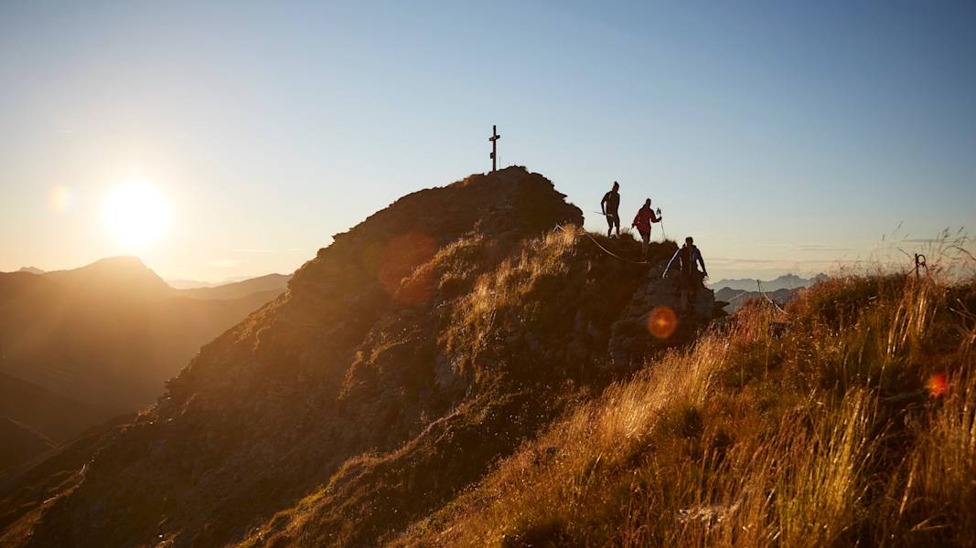 Herausforderung gemeistert: Im Licht der untergehenden Sonne wird der letzte Gipfel erobert.