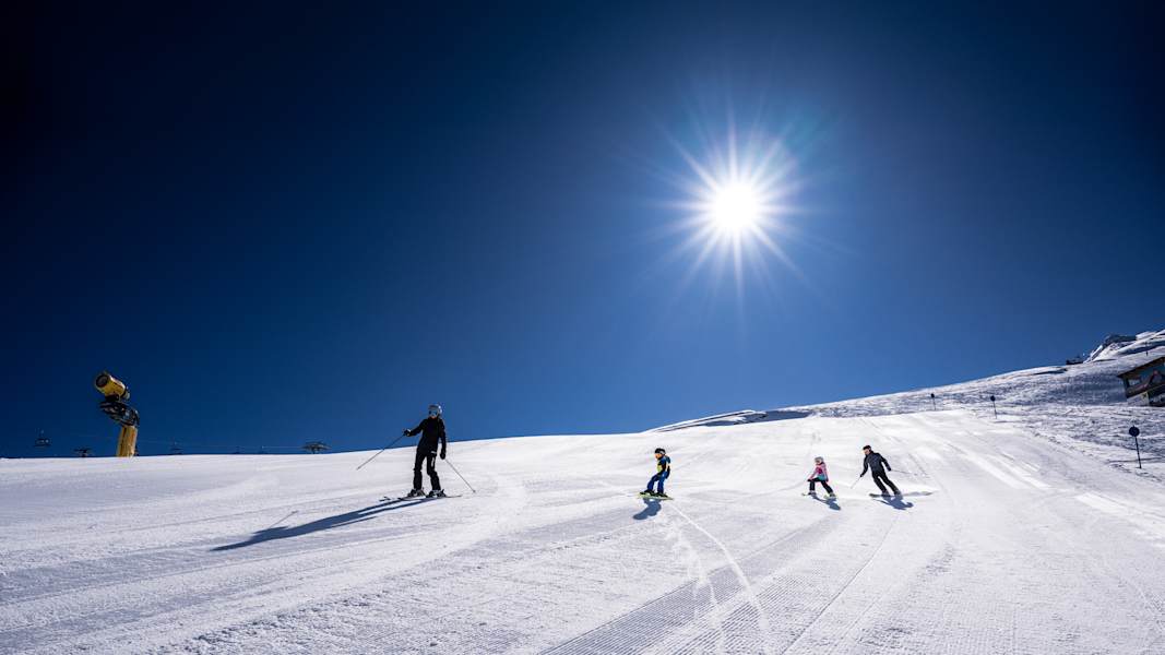 Auf den breiten und sonnigen Pisten ist genug Platz für die ersten Schwünge.