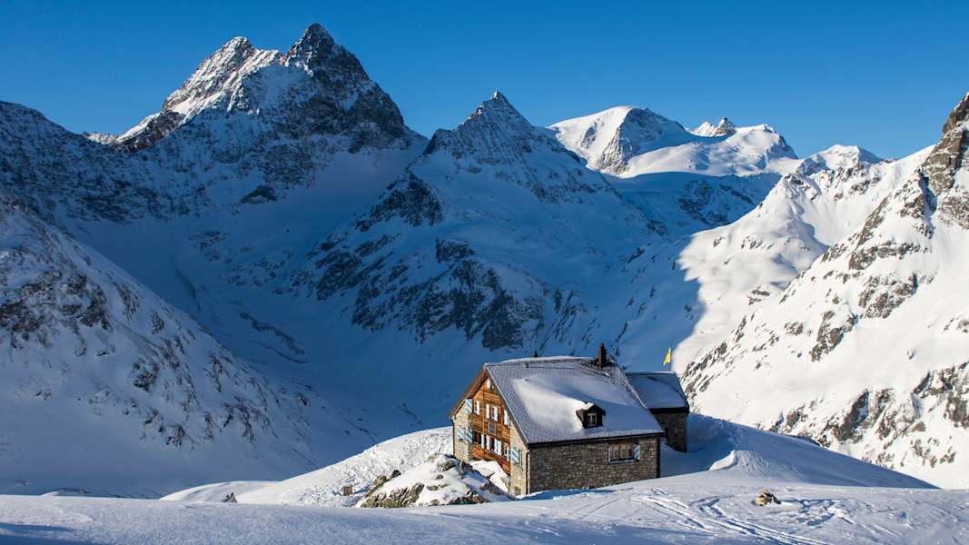 Die Sustilhütte eingebettet in eine malerische Berglandschaft.