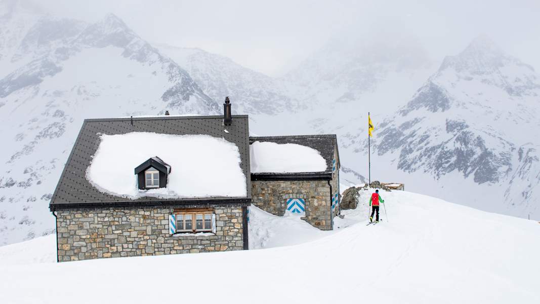 Die Sustilhütte im Schnee.