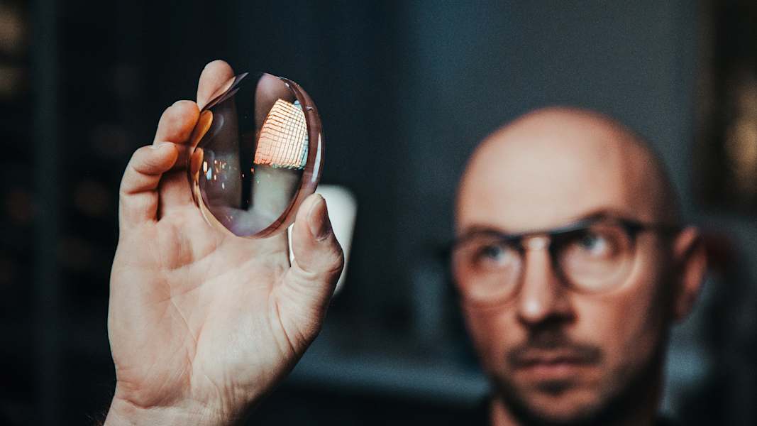 Nach Eingang der Korrekturwerte des Kunden beginnt der Prozess der Direktverglasung mit der Auswahl der passenden Glasrohlings.