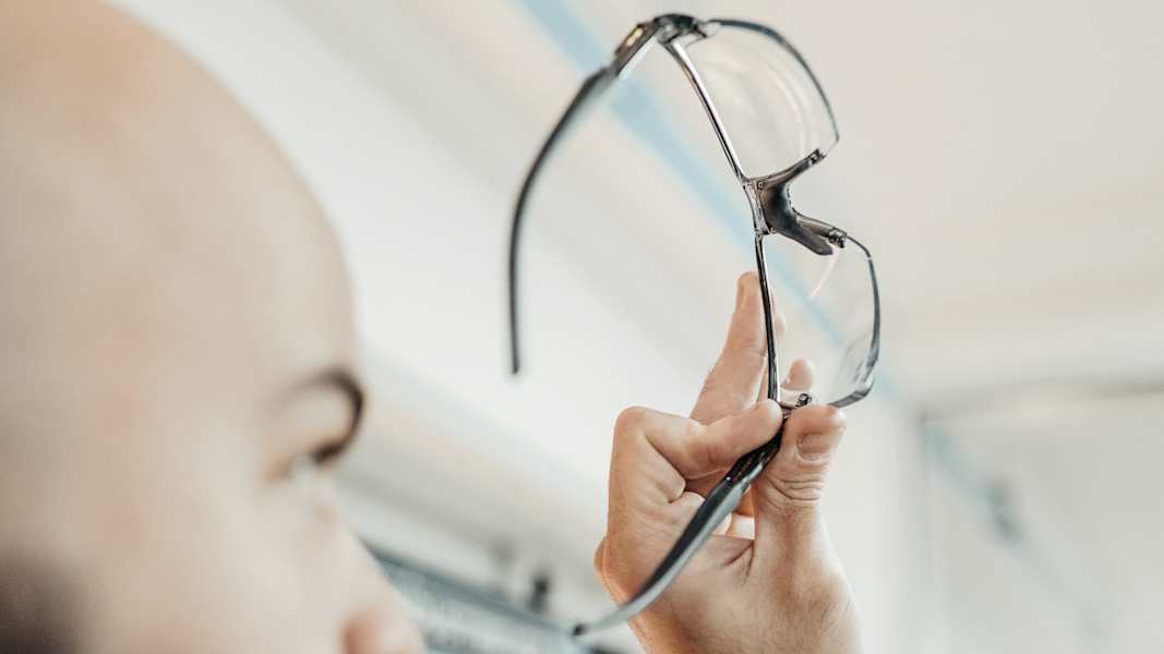 Abgeschlossen wird die Direktverglasung bei Julbo mit einer Qualitätskontrolle.