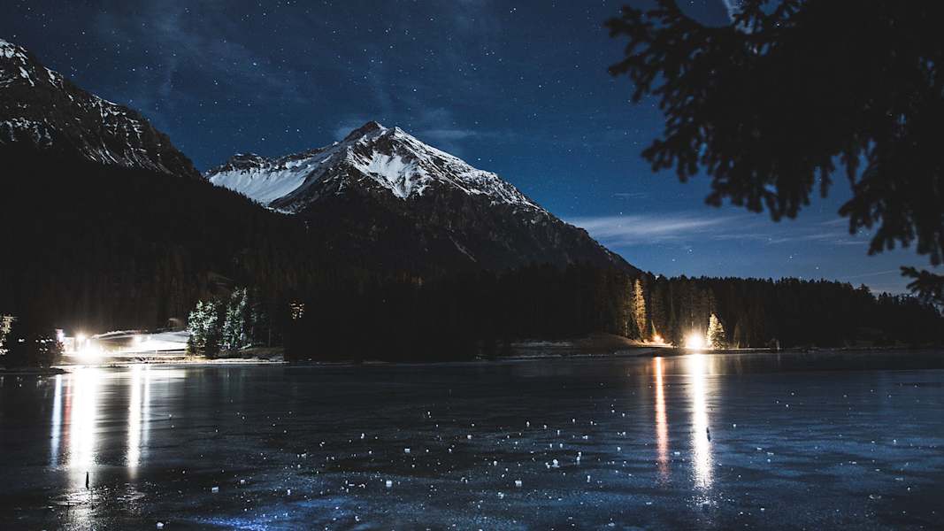 Der Heidsee in Lenzerheide bei Nacht.