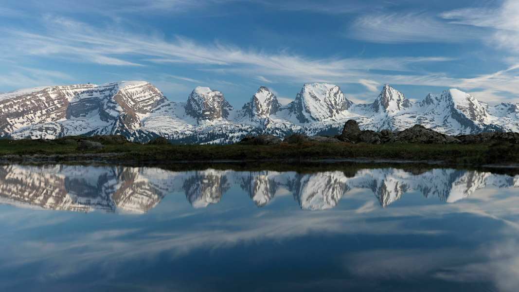 St. Gallen in der Schweiz: Spiegelung der sieben Churfirsten in Schmelzwasserpfütze