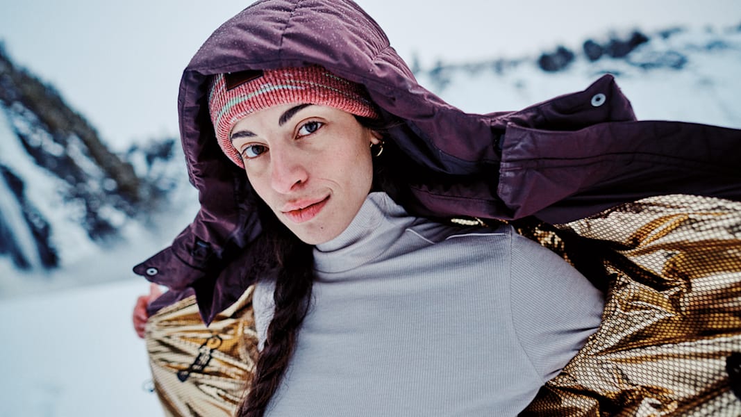 Eine Frau trägt die Columbia Jacke von der Modellreihe "Infinity" in einer Schneelandschaft.