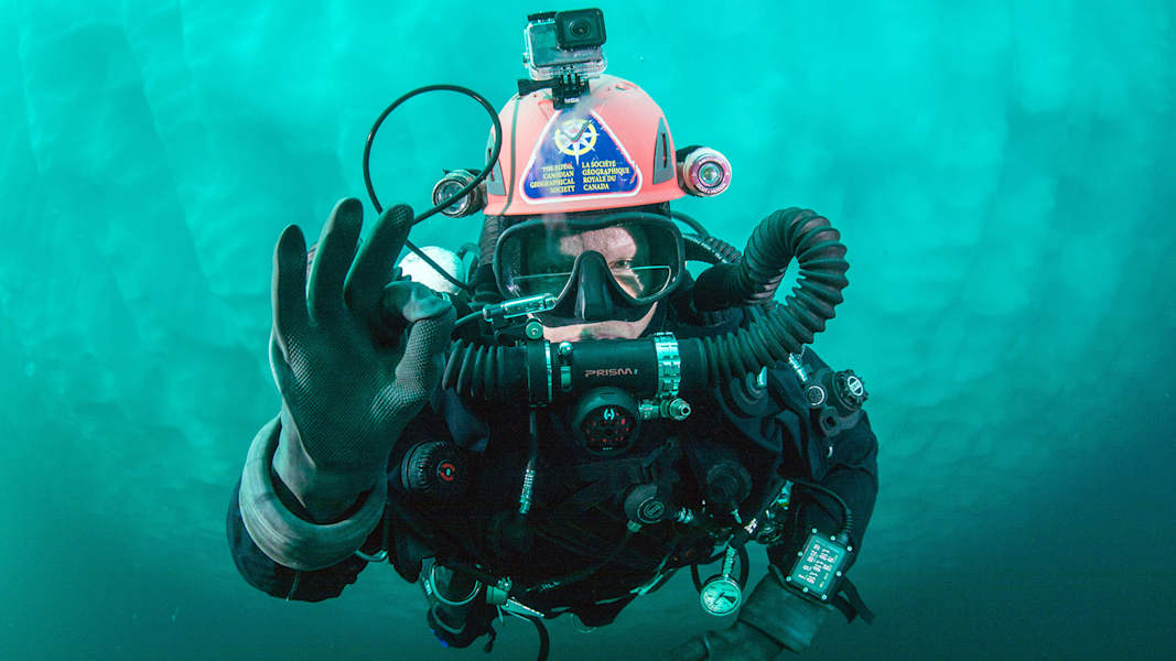 Jill Heinerth in ihrem Tauchausrüstung unter Wasser.