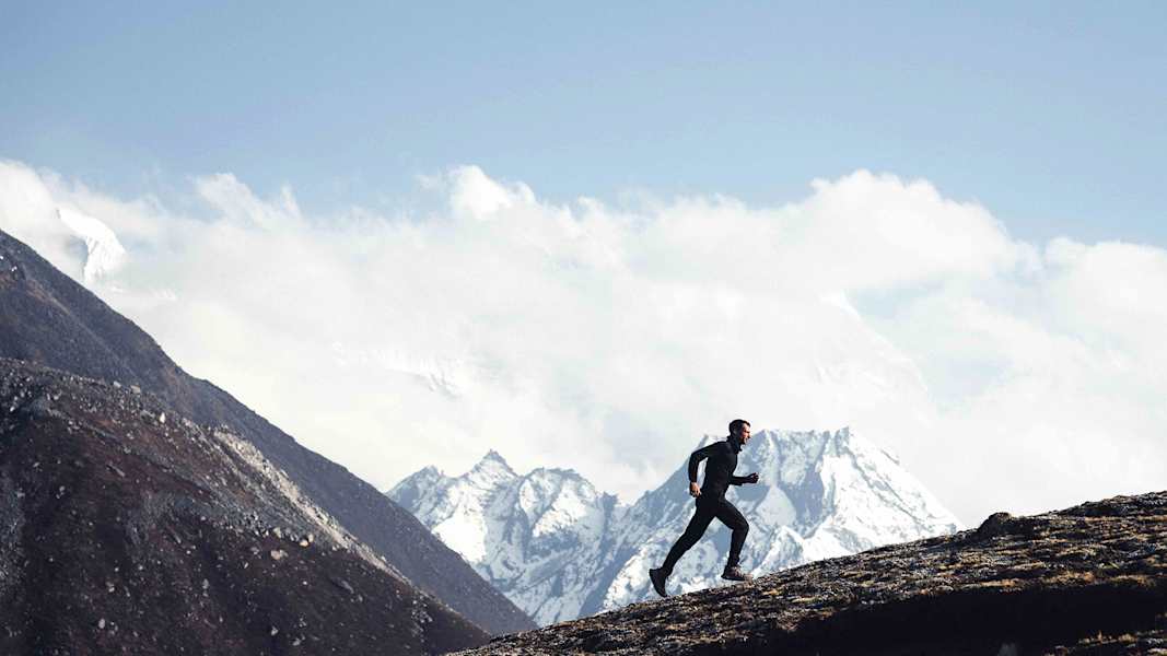 Kilian Jornet beim Ultra Trail Running, hinter ihm ein Bergmassiv.