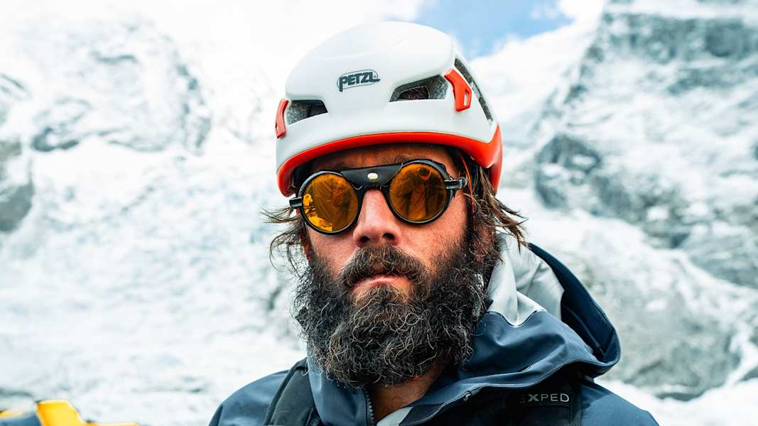 Mitchel Hutchcraft mit Gletscherbrille und Helm in seinem Element der Natur.